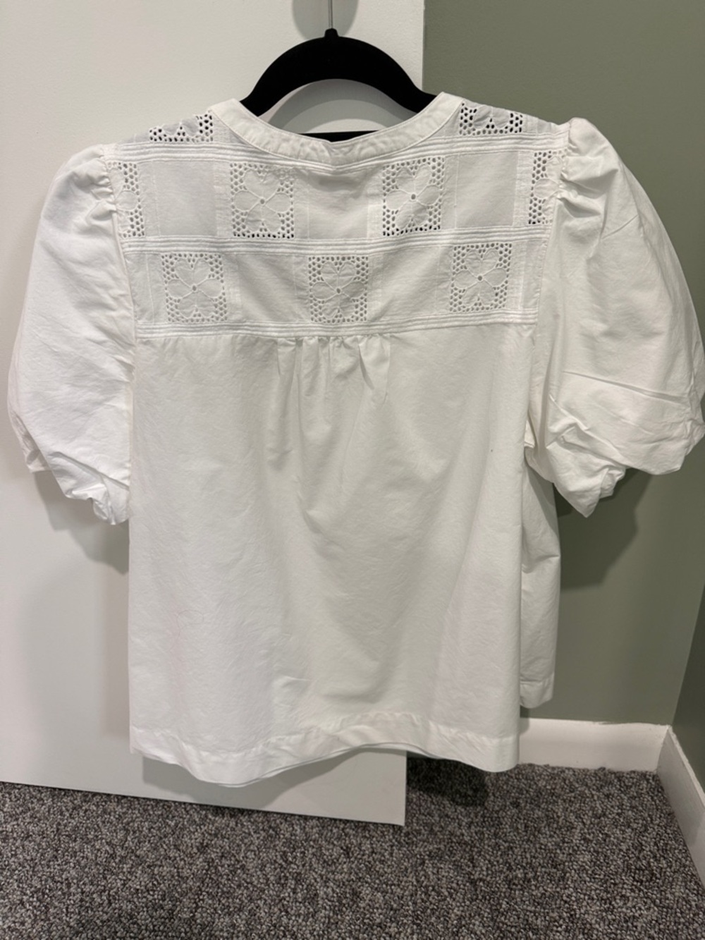 crown & ivy White Eyelet Split V-Neck Puff Sleeve Top - Picture 2 of 5